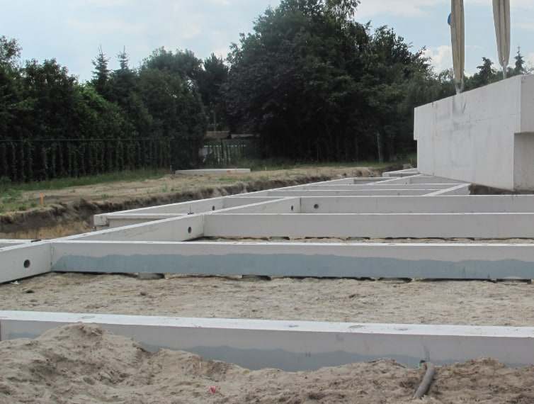 Geplaatste prefab funderingsbalken op de bouwplaats van een nieuwe woning