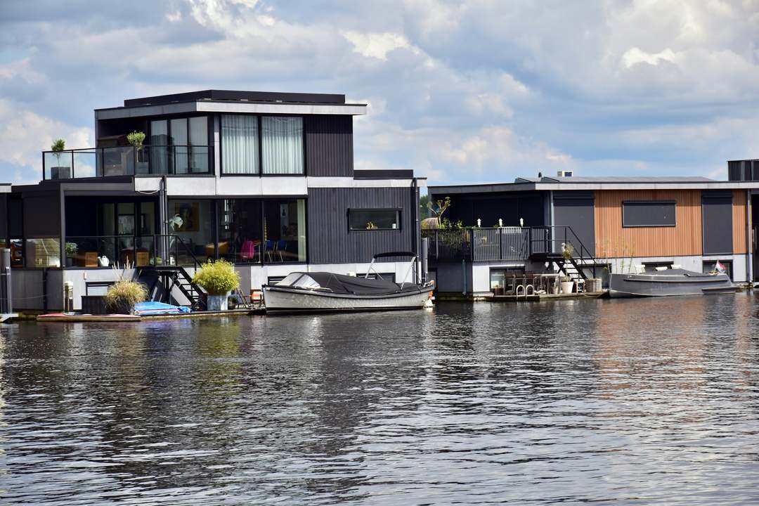 Moderne vrijstaande woning met grote glazen puien aan het water